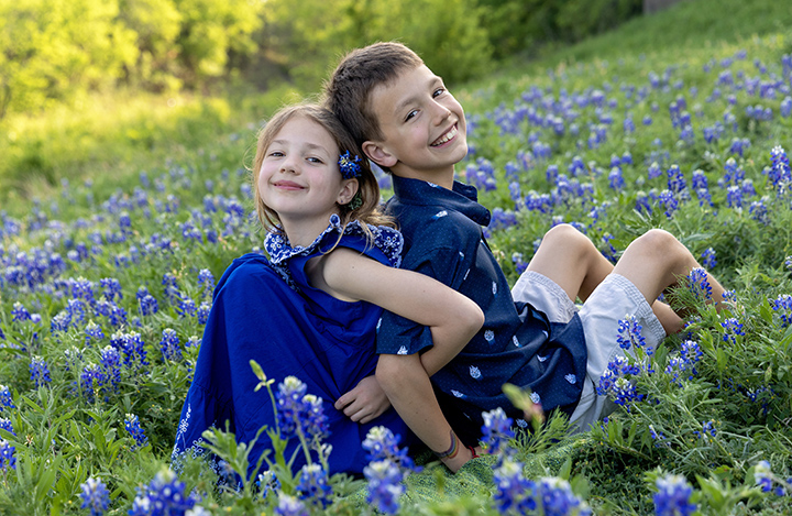 siblings sitting in the bluebonnets at park