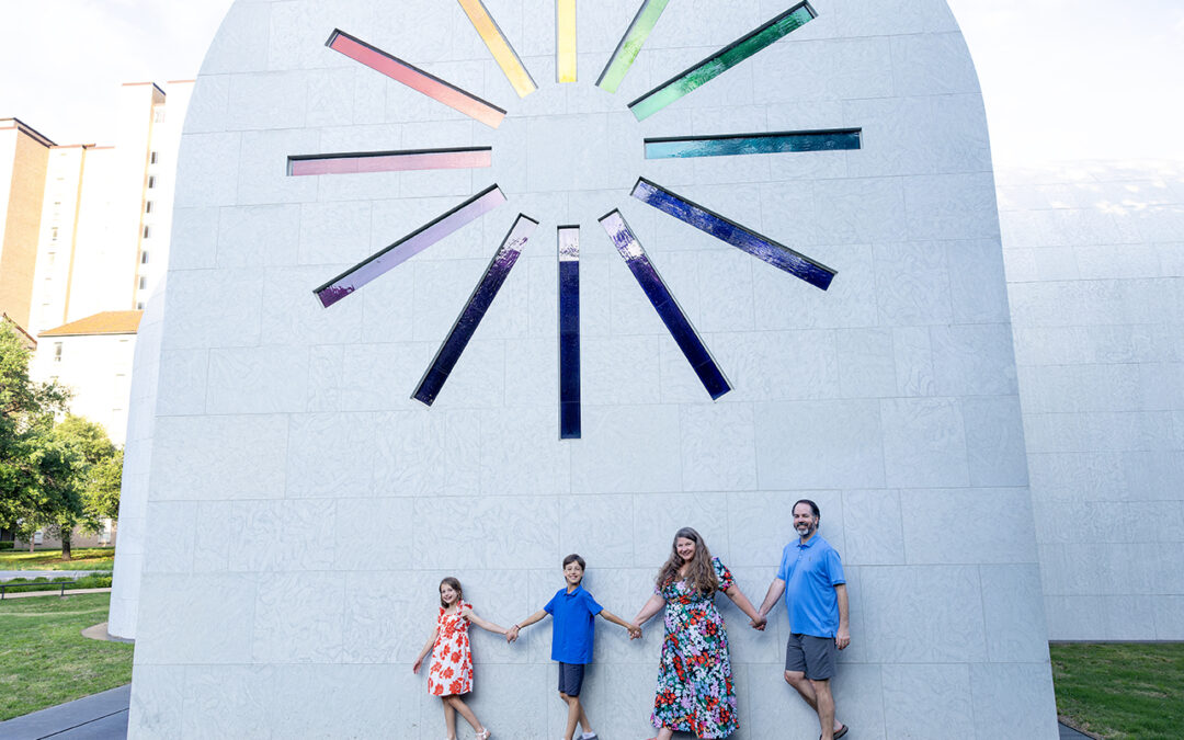 university of texas spring family photo session in front of ellsworth kelly austin building for the blanton museum of art