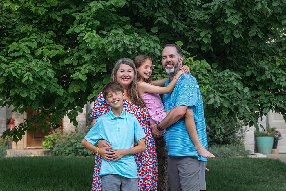 at home front yard family photo session in spring
