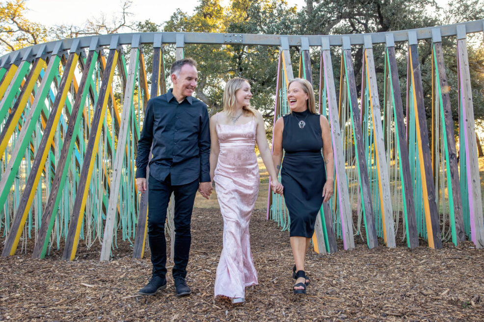 sculpture garden trail in leander texas family photo session by stephanie friedman photography