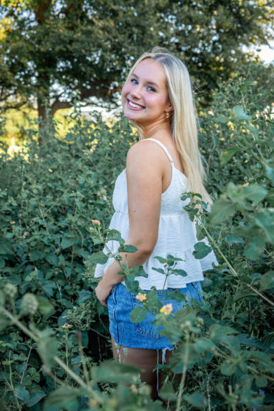 thm_nov_2025_lo_senior_photos_mueller_greenway_050