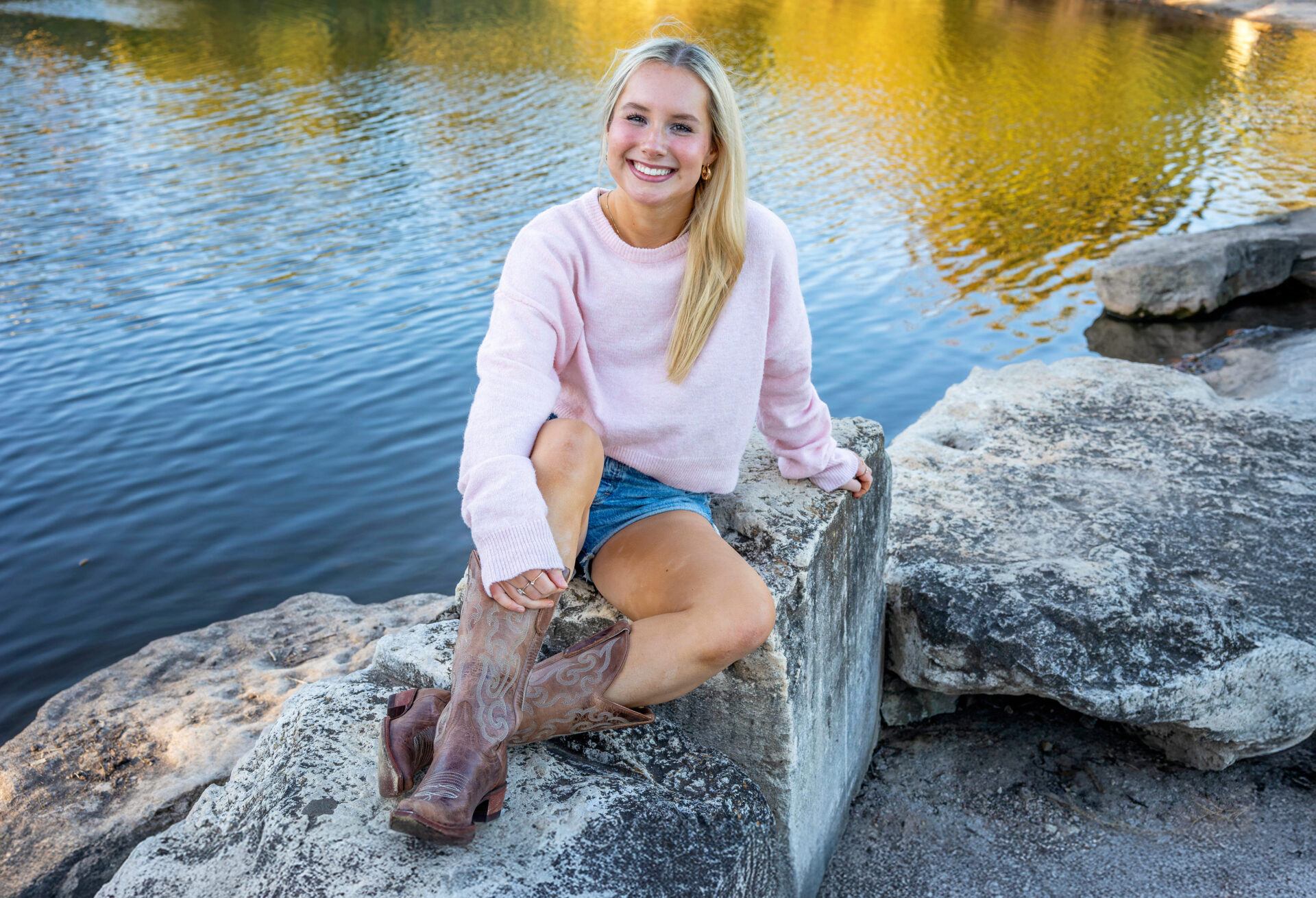 thm_nov_2025_lo_senior_photos_mueller_greenway_056