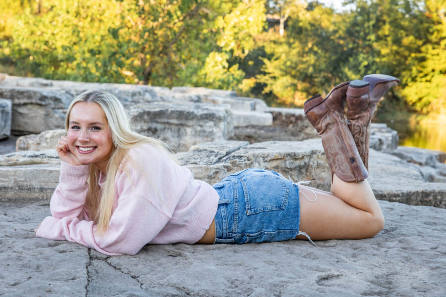 thm_nov_2025_lo_senior_photos_mueller_greenway_078a