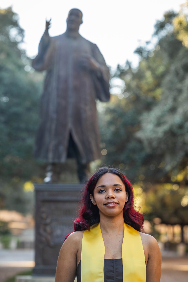 university of texas senior photo session mlk statue