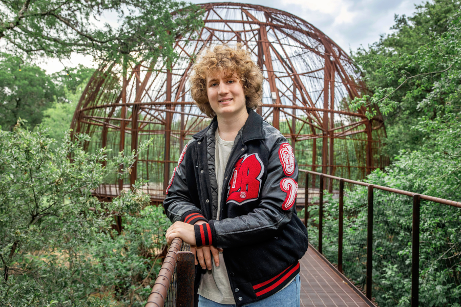 thm_april-2026-bk-pease-park-senior-photos-057.webp