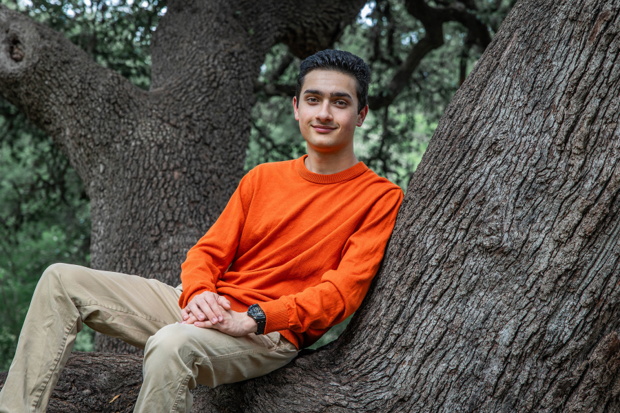thm_april-2026-brandt-pease-park-senior-photos-009.webp