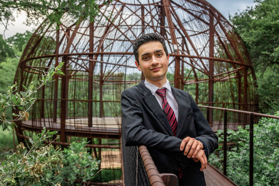 thm_april-2026-brandt-pease-park-senior-photos-052.webp