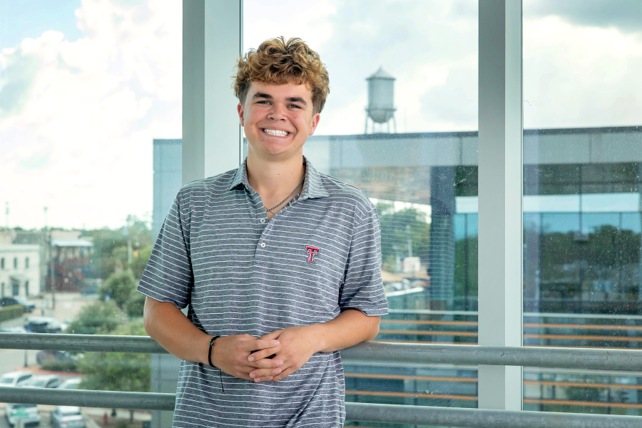 downtown-round-rock-senior-photos-026.webp