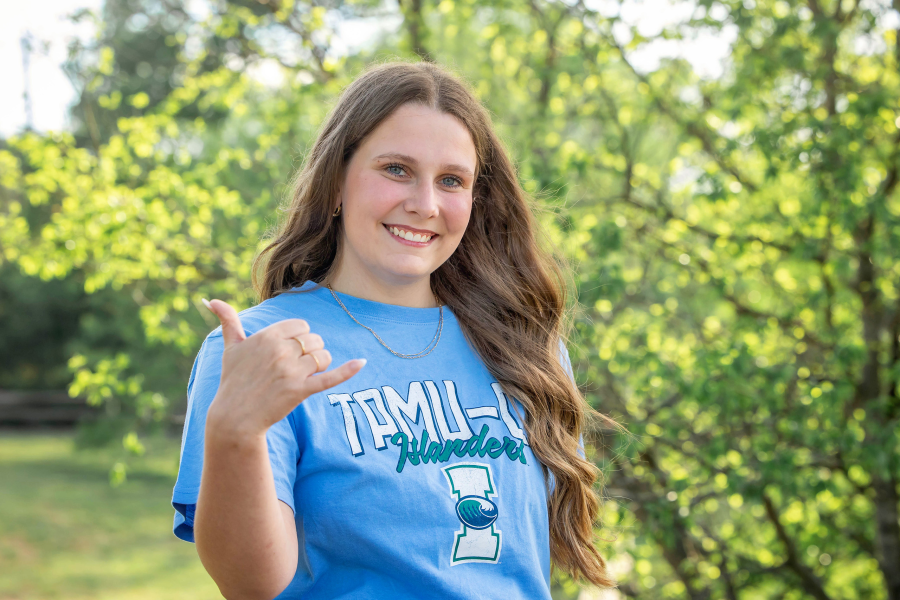 thm_april-2026-lg-commons-ford-ranch-senior-photos-005.webp