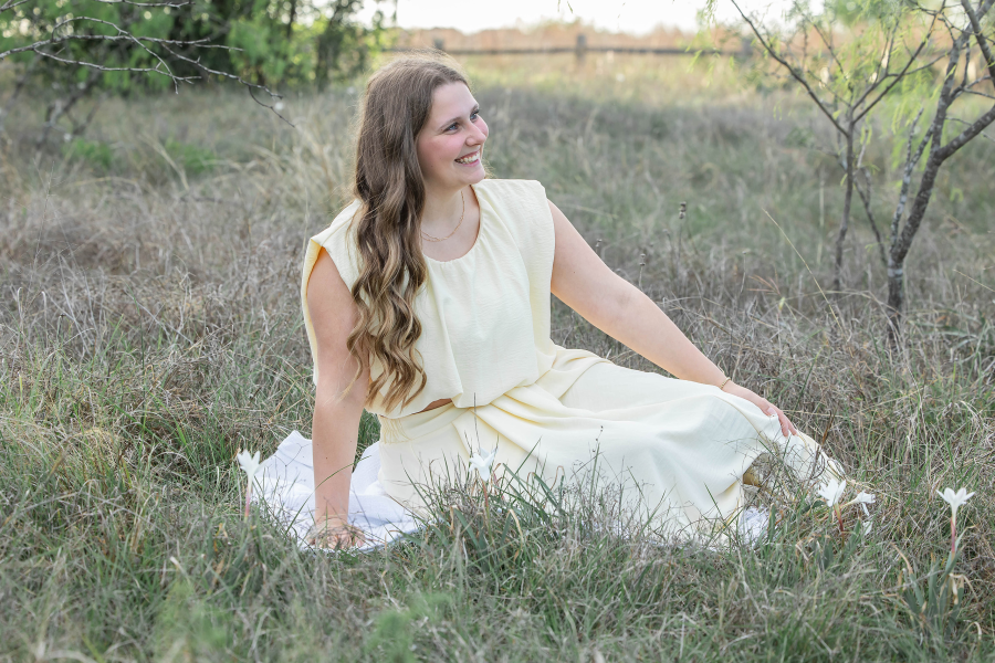 thm_april-2026-lg-commons-ford-ranch-senior-photos-037