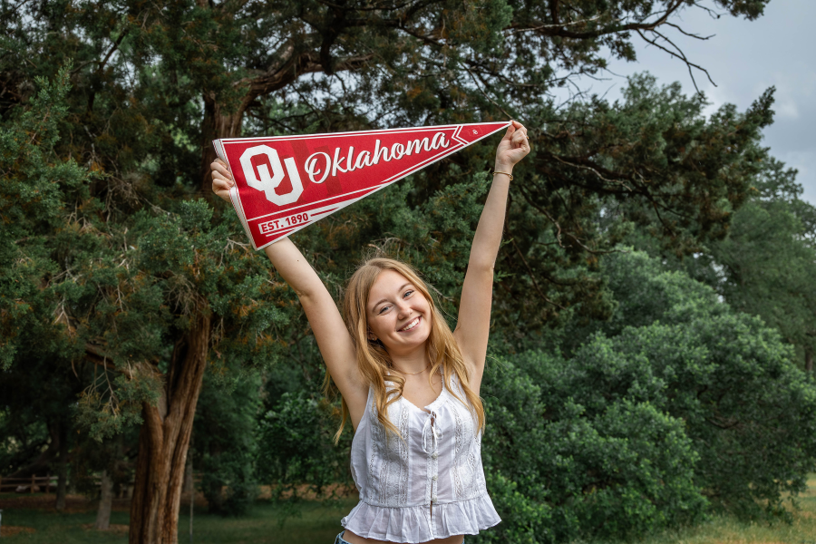 thm_april-2026-mm-senior-photos-pease-park-037.webp