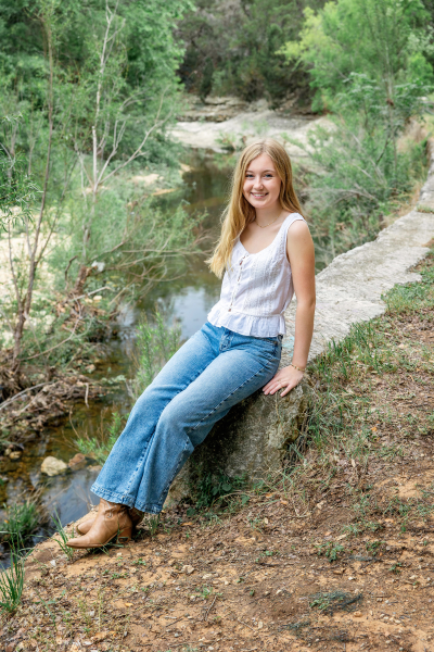 thm_april-2026-mm-senior-photos-pease-park-052.webp