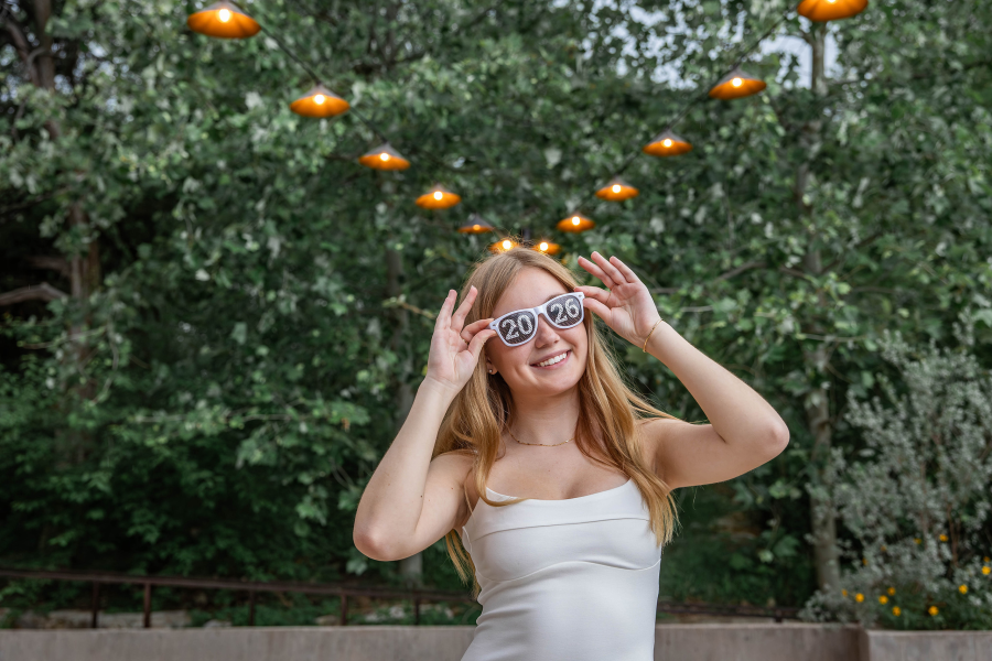 thm_april-2026-mm-senior-photos-pease-park-081