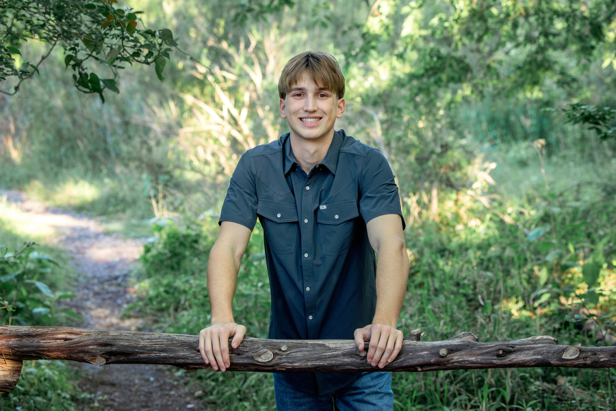 thm_april-2026-mw-champions-park-senior-photos-042-1.webp