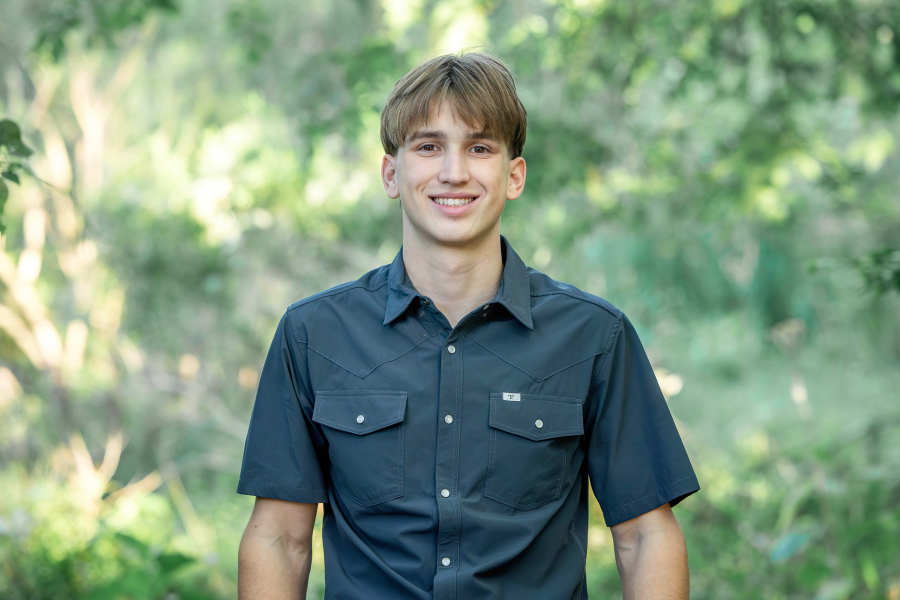thm_april-2026-mw-champions-park-senior-photos-044.webp