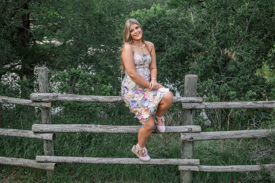 thm_april-2026-harwood-senior-photos-mckinney-falls-086.webp