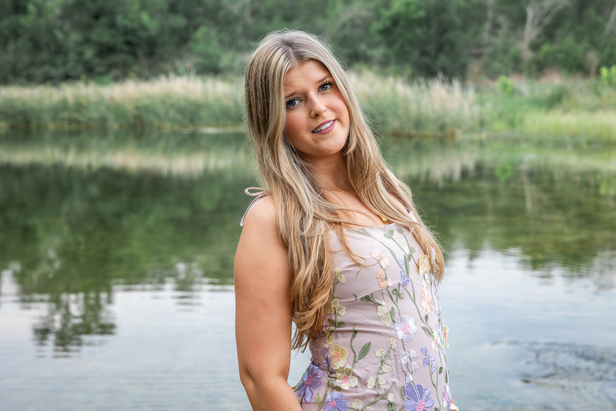 thm_april-2026-harwood-senior-photos-mckinney-falls-152.webp