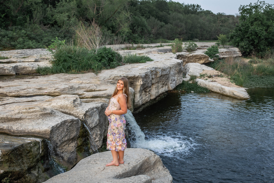 thm_april-2026-harwood-senior-photos-mckinney-falls-171.webp