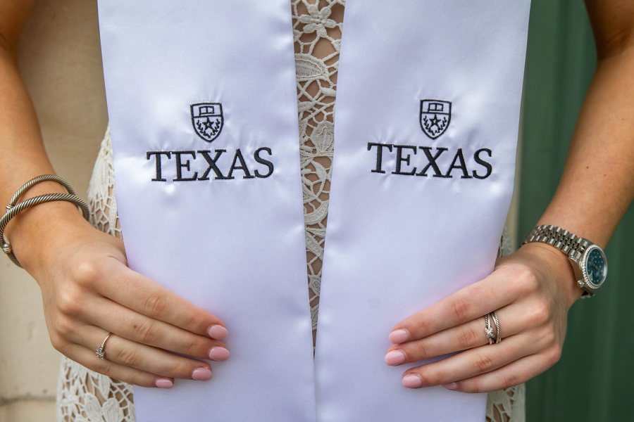 thm_april-2026-ut-graduation-photos-paige-wade-013.webp