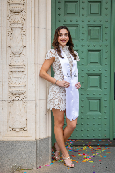 thm_april-2026-ut-graduation-photos-paige-wade-014.webp