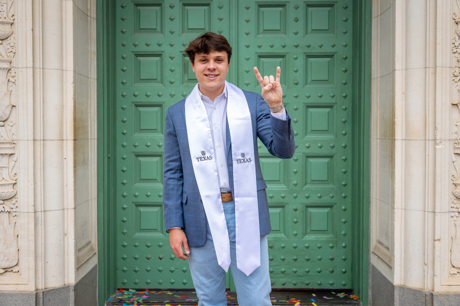 thm_april-2026-ut-graduation-photos-paige-wade-018.webp