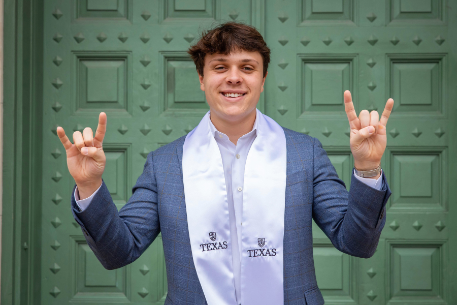 thm_april-2026-ut-graduation-photos-paige-wade-025.webp