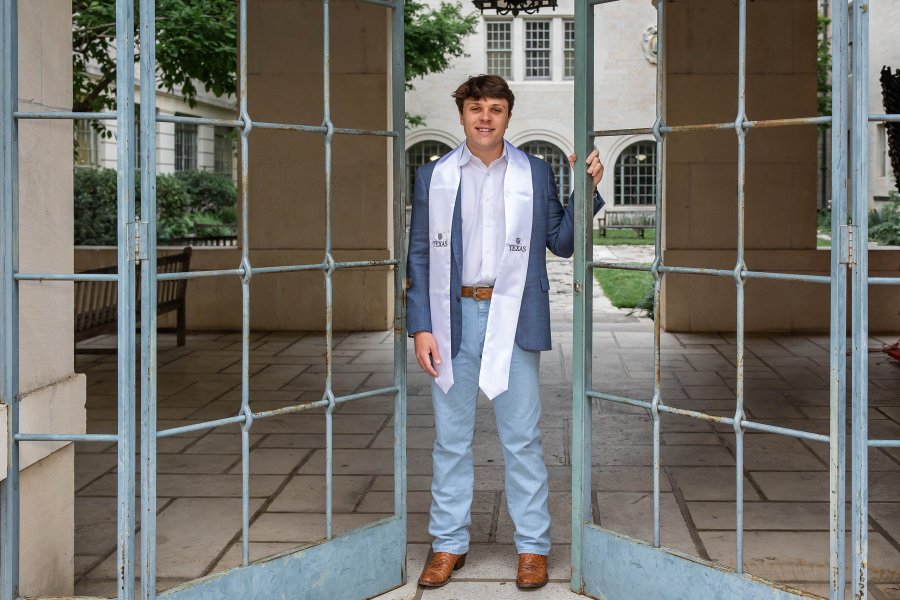 thm_april-2026-ut-graduation-photos-paige-wade-028.webp