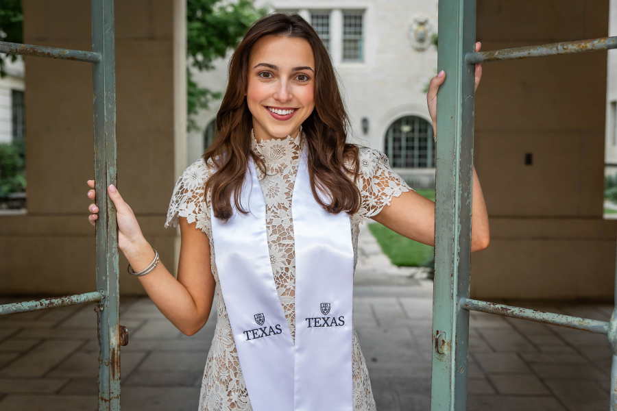 thm_april-2026-ut-graduation-photos-paige-wade-042.webp