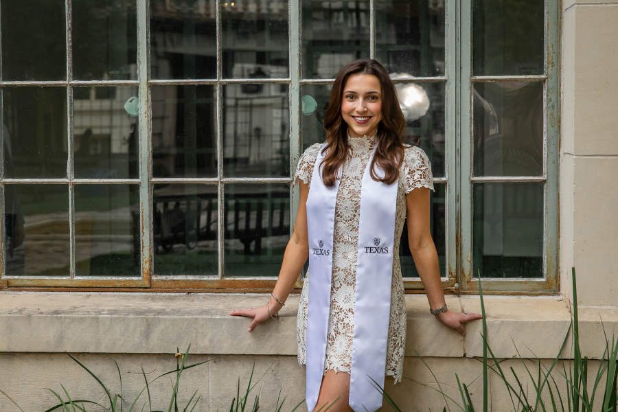 thm_april-2026-ut-graduation-photos-paige-wade-066.webp
