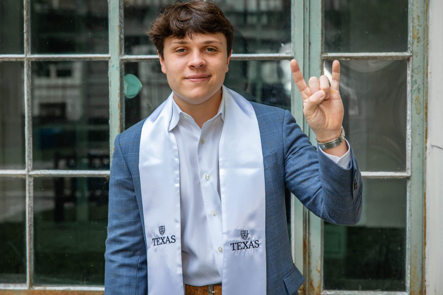 thm_april-2026-ut-graduation-photos-paige-wade-071.webp