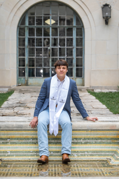 thm_april-2026-ut-graduation-photos-paige-wade-074.webp
