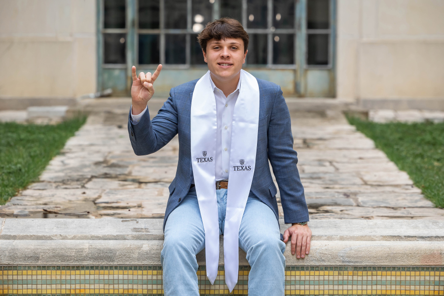 thm_april-2026-ut-graduation-photos-paige-wade-075.webp