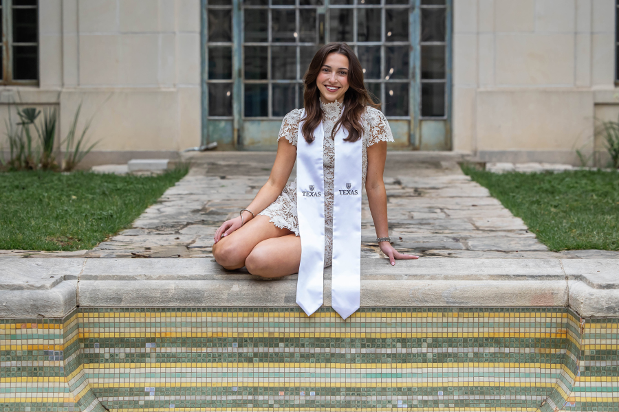 thm_april-2026-ut-graduation-photos-paige-wade-081.webp