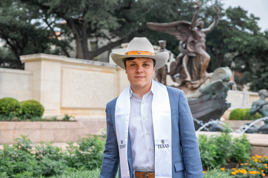 thm_april-2026-ut-graduation-photos-paige-wade-083.webp