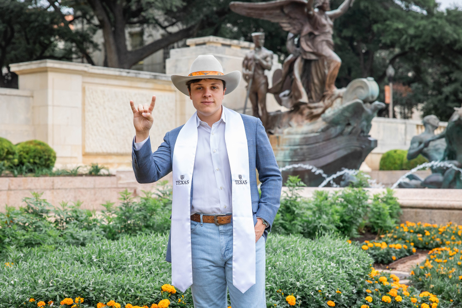 thm_april-2026-ut-graduation-photos-paige-wade-084.webp
