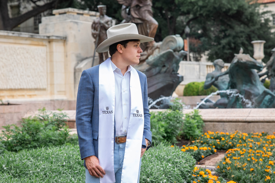 thm_april-2026-ut-graduation-photos-paige-wade-086.webp