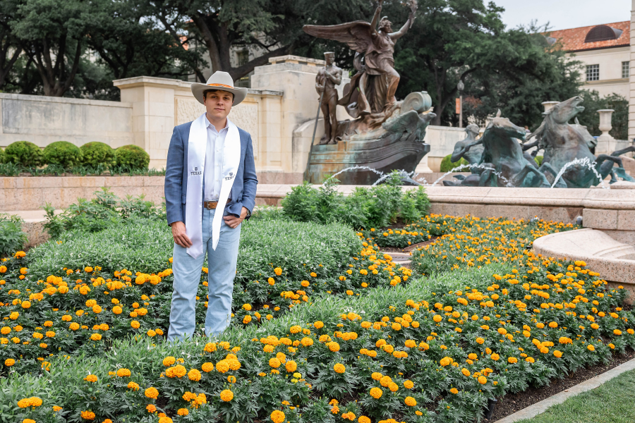thm_april-2026-ut-graduation-photos-paige-wade-087.webp