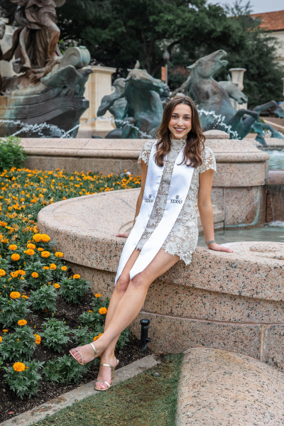 thm_april-2026-ut-graduation-photos-paige-wade-097.webp