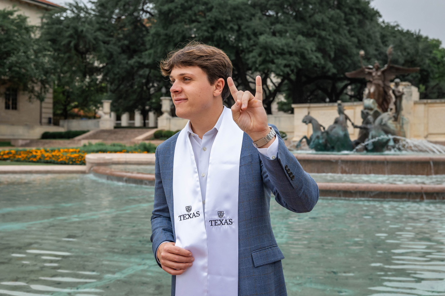 thm_april-2026-ut-graduation-photos-paige-wade-122.webp