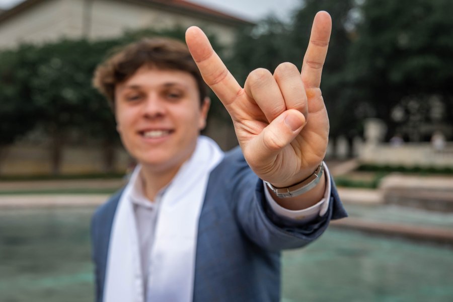 thm_april-2026-ut-graduation-photos-paige-wade-123.webp