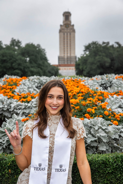 thm_april-2026-ut-graduation-photos-paige-wade-134.webp
