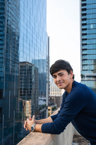 thm_april-2026-vm-family-senior-photos-downtown-austin-080.webp