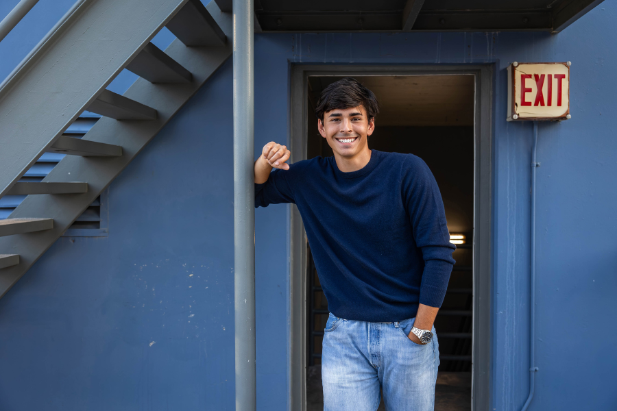 thm_april-2026-vm-family-senior-photos-downtown-austin-108.webp