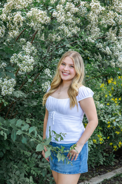 thm_may-2026-fs-senior-photos-butler-park-002.webp