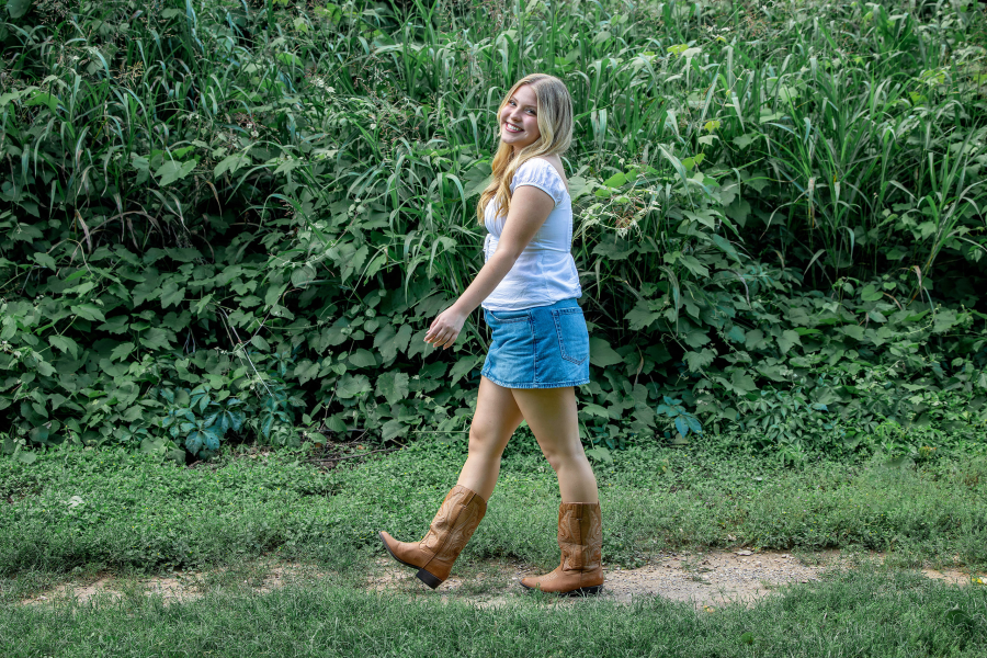 thm_may-2026-fs-senior-photos-butler-park-023.webp