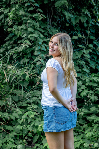 thm_may-2026-fs-senior-photos-butler-park-025.webp