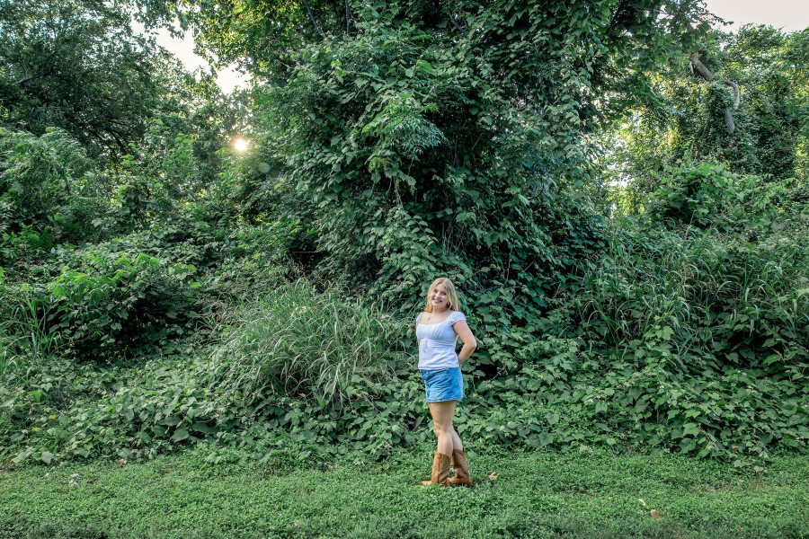 thm_may-2026-fs-senior-photos-butler-park-029.webp
