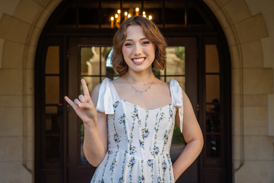 thm_may-2026-ut-graduation-photos-sisters-014.webp