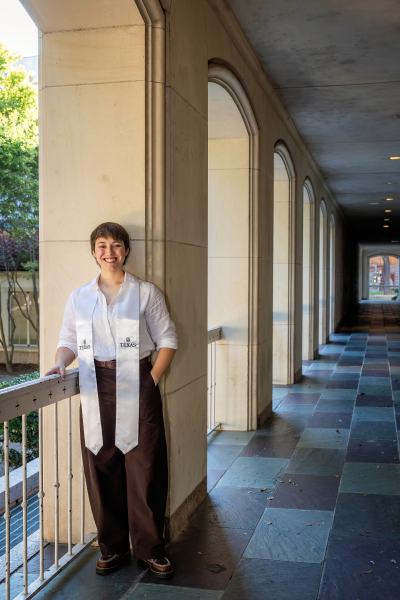 thm_may-2026-ut-graduation-photos-sisters-029.webp