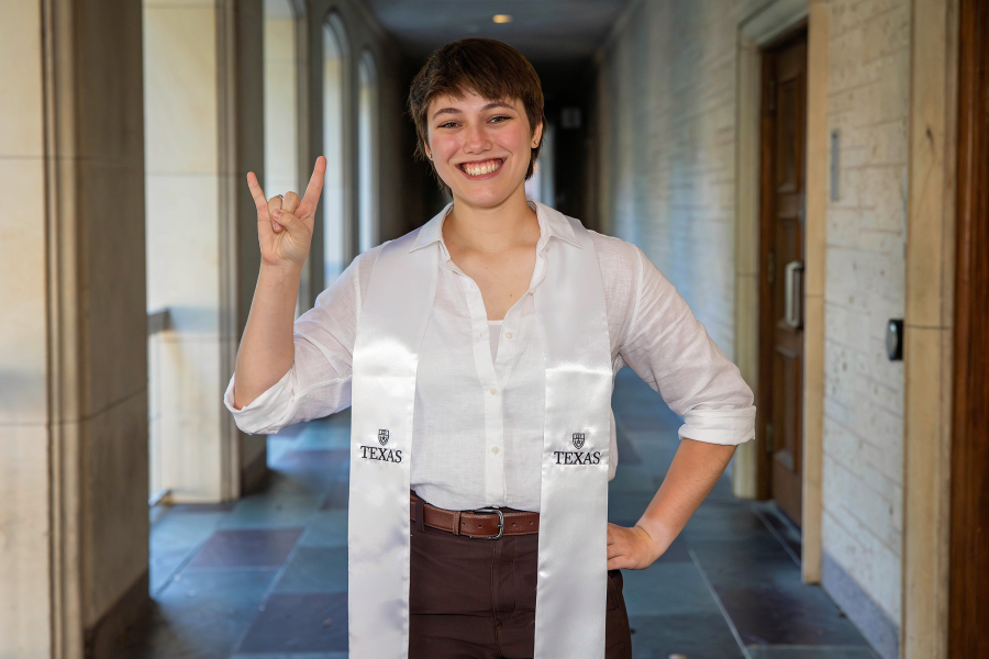 thm_may-2026-ut-graduation-photos-sisters-033.webp